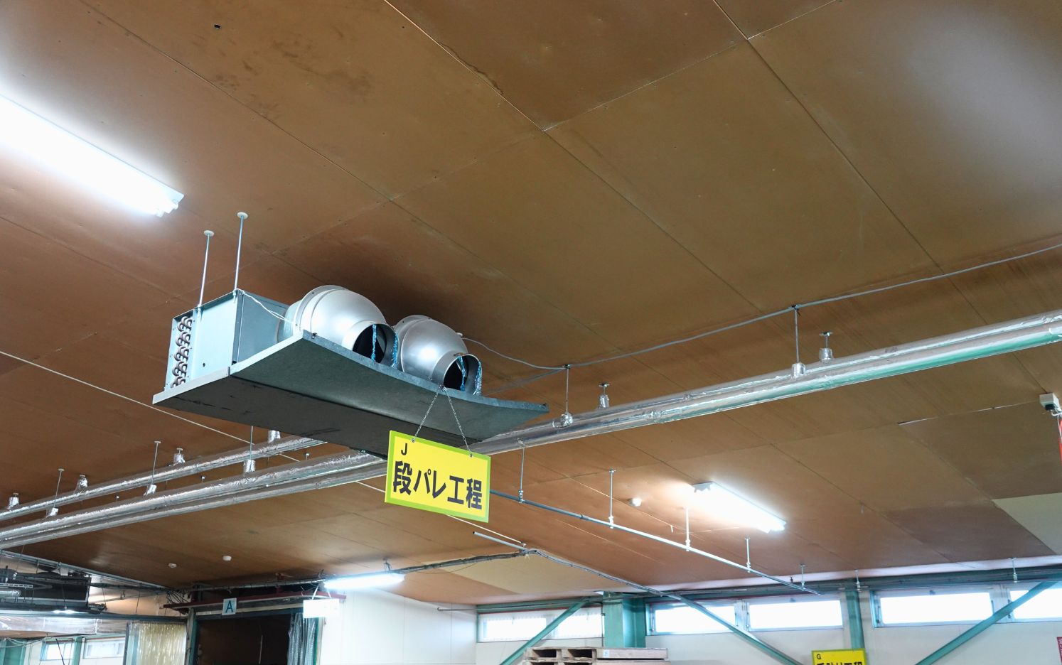 省エネ設備や太陽光パネル、再エネである地下水を利用した空調設備を導入して運用。